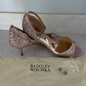 7.5 Badgley Mischka light pink Gillian kitten heals